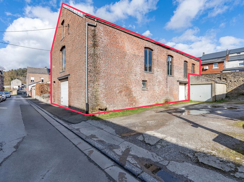EASYHOME a le plaisir de vous proposer ce grand entrepôt de 145 m² au sol offrant un potentiel de transformation unique. Idéal pour un usage polyvalen