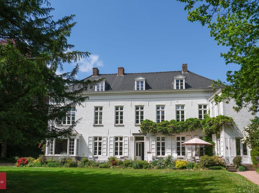 Inkomhal, ruime zomerliving, winterliving, afzonderlijke eetplaats, 2 keukens, 6 slaapkamers, bureel, hobbykamer, 2 badkamers, verschillende kelders (
