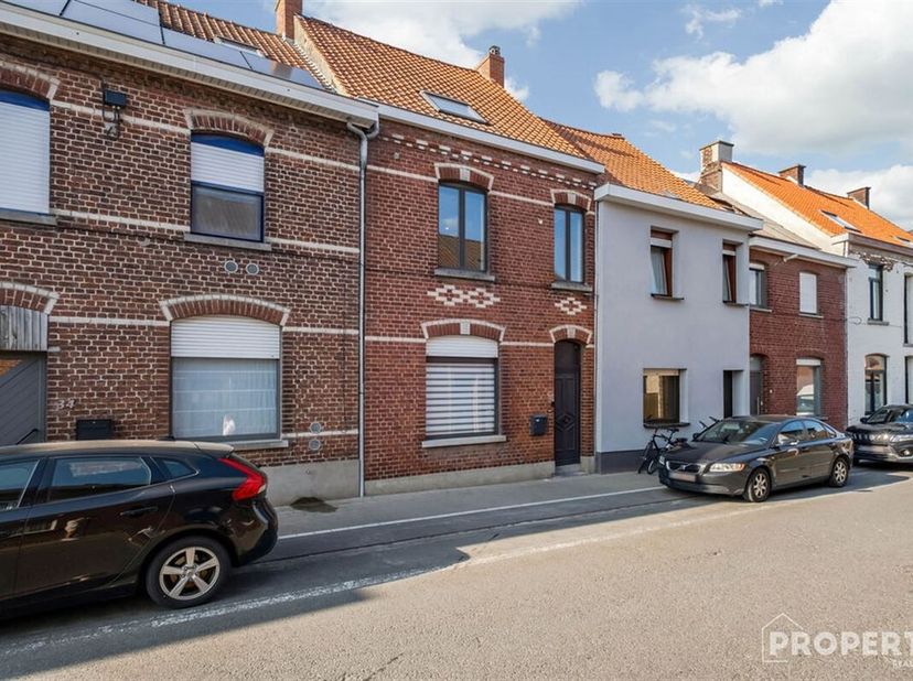 Charmante maison à vendre au coeur de Lauwe ! Cette propriété de caractère offre quatre chambres spacieuses et une salle de bain moderne, idéale pour