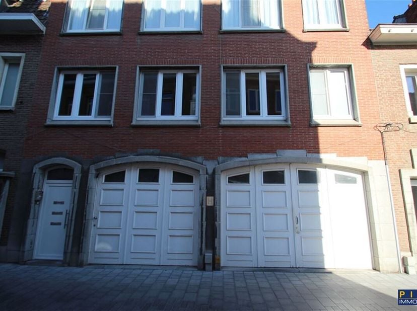 Grand garage de 18 m² (3,1m x 5,85m) agréablement situé au coeur de la ville, porte de 2,8 de large et 2,5 de haut. Descriptif et photos non contractu