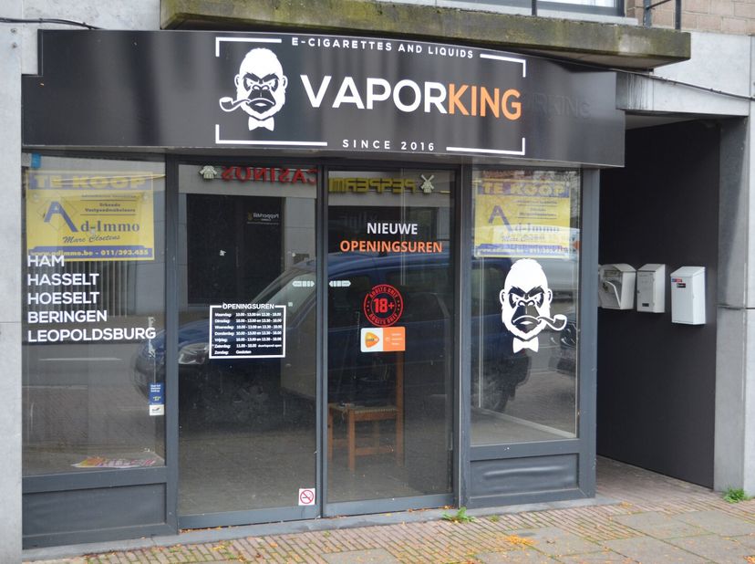 Handelspand van totaal 168 m² bruikbare vloeroppervlakte met achtergelegen tuintje in volle centrum van Leopoldsburg.&lt;br /&gt;
Indeling : handelsruimte v
