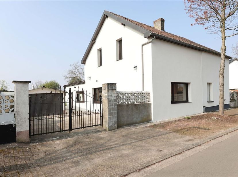 Recent gerenoveerde woning op een perceel van 4a30ca&lt;br /&gt;
Omgeving:&lt;br /&gt;
+ Een rustige omgeving, ideaal voor wie houdt van natuur en sereniteit. &lt;br