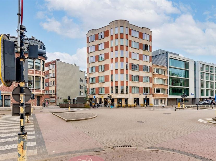 Deze lichtrijke studio is gelegen in het erfgoedgebouw Résidence Estoril aan de Doornelei. Naast het prachtig zicht op Domein Hertoghe en de Boker Tov