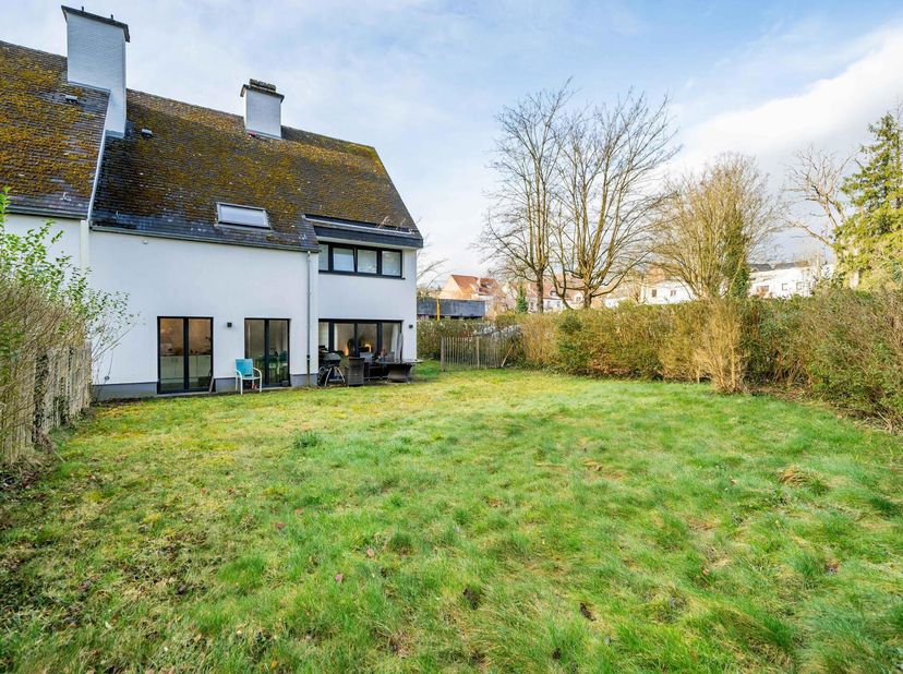 GENVAL - Op 500m van het STATION van GENVAL, tegenover de Papeteries en zijn winkels, presenteert AMELOT PROPERTIES deze woning met 3 gevels, gerenove