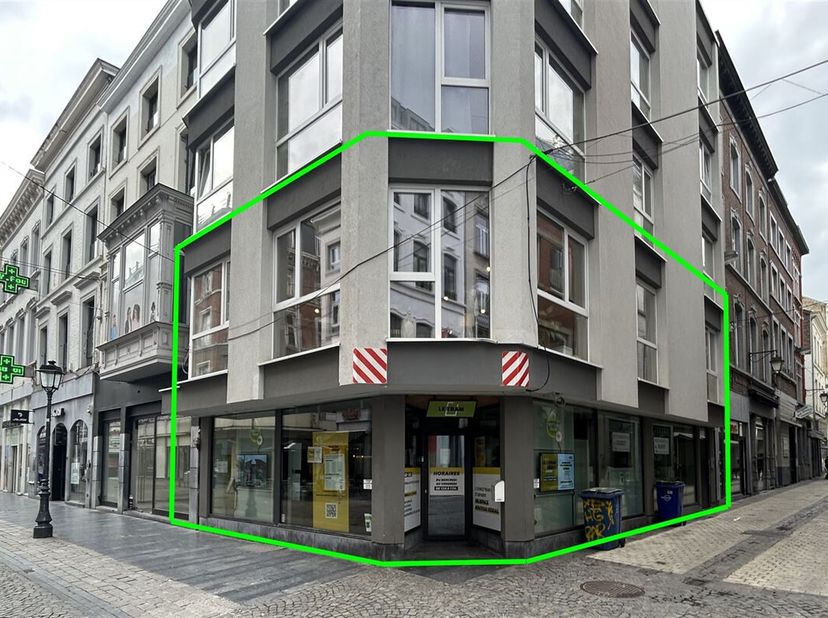 MCA Immobilier vous présente cette superbe surface commerciale idéalement située dans le centre de Liège à deux pas de la place Cathédrale. Elle se co