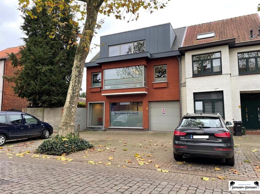 De werkruimtes/kantoorruimtes beschikken over airco, ideaal voor het creëren van een perfect werkklimaat.&lt;br /&gt;
Indeling gelijkvloers:&lt;br /&gt;
Lichtrijk