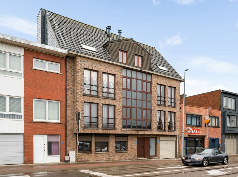 Dit appartement bevindt zich op de tweede verdieping en beschikt over twee slaapkamers en een autostaanplaats in het ondergrondse complex. De woonkame