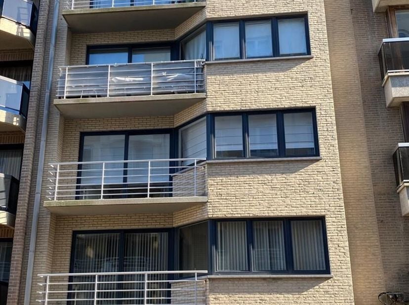 Appartement op de vierde verdieping van een prachtige residentie, bestaande uit: inkomhal, living, keuken, 2 slaapkamers, afzonderlijk toilet, badkame