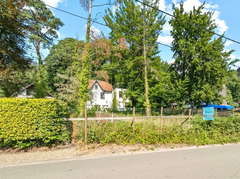 MAGNIFIQUE située au pied du Kluisbos, maison de campagne à rénover/démolir entièrement. Potentiel énorme et avec vue verte. Jardin expose sud. Plus d