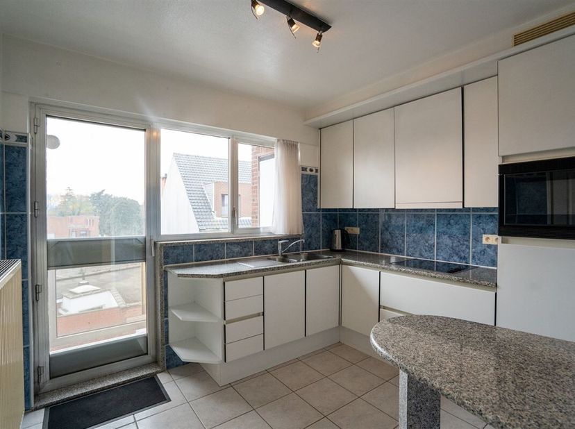 Appartement lumineux de 2 chambres sur les toits avec garage. Cet appartement charmant et confortable est idéalement situé à Burcht, à proximité des v