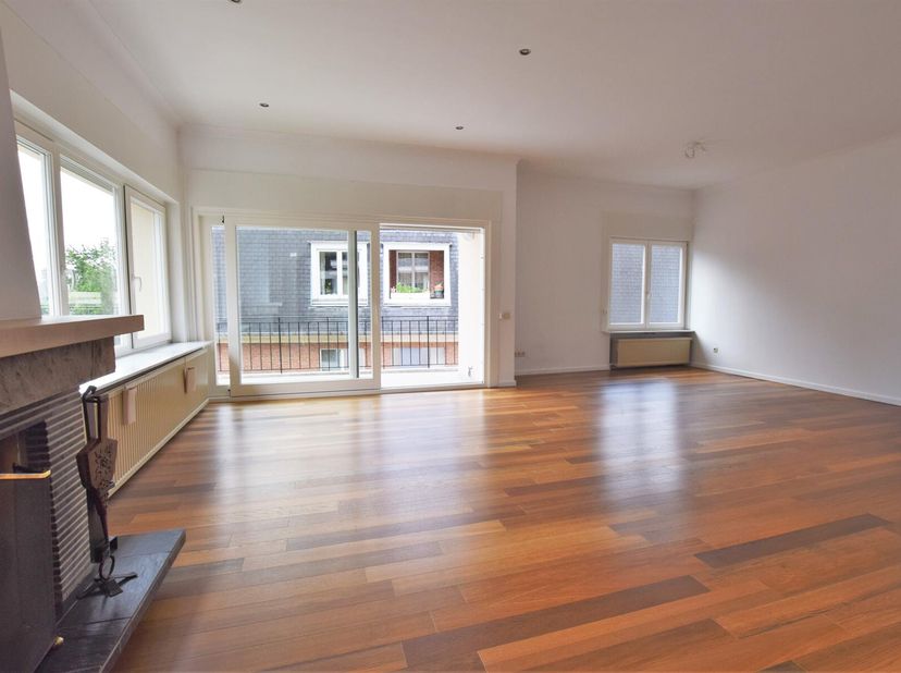À découvrir chez Victoire - Junot  www.victoire.be  Tél. : 02 375 10 10QUARTIER HORIZON  Superbe appartement entièrement rénové d&#039;une superficie de ±1