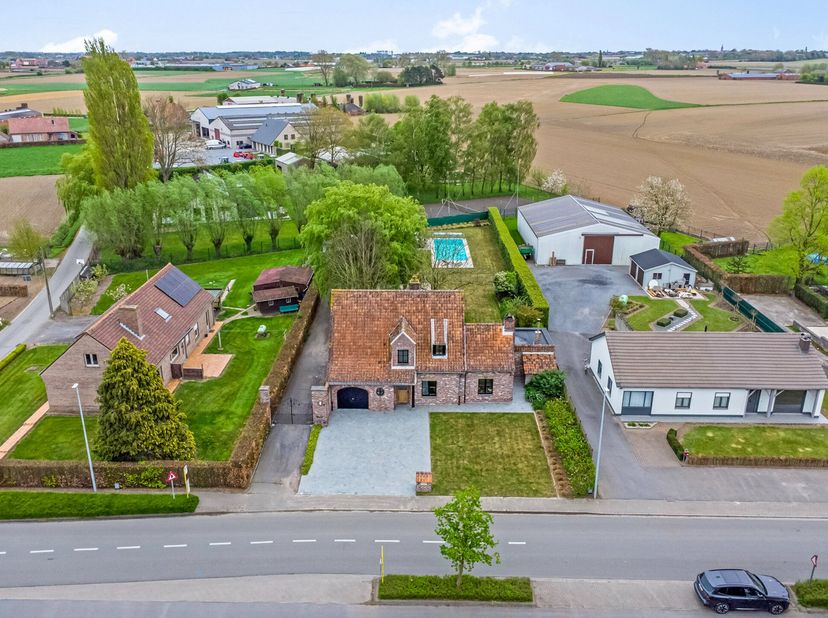 In de Delaeystraat te Hooglede bevindt zich deze charmante landelijke villa met maar liefst vier slaapkamers, een ruime loods, een groot zwembad én ee