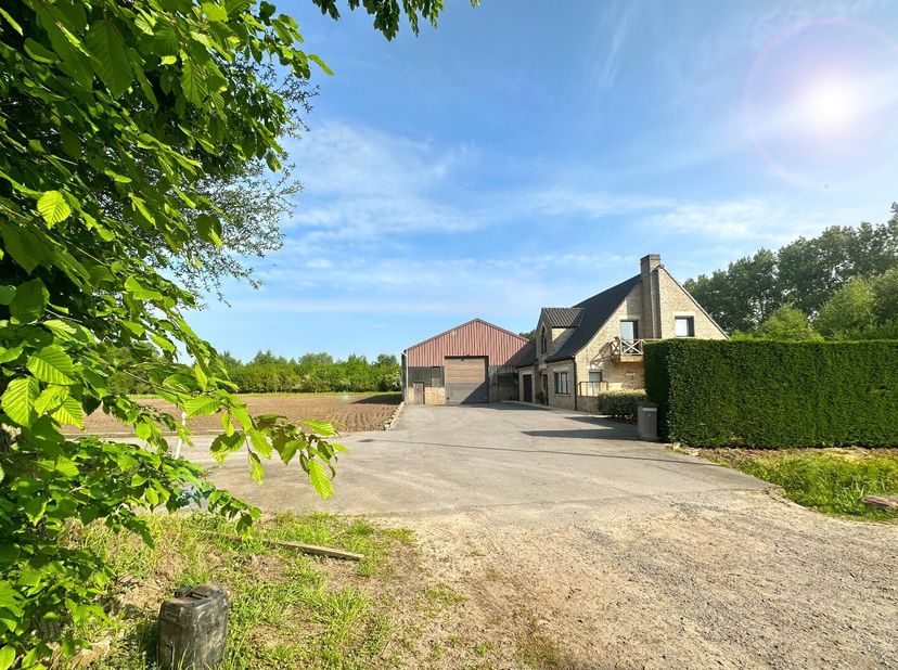 Cette maison récemment construite et parfaitement entretenue, avec une superficie totale de terrain de 18 000 m², est entièrement prête à emménager et