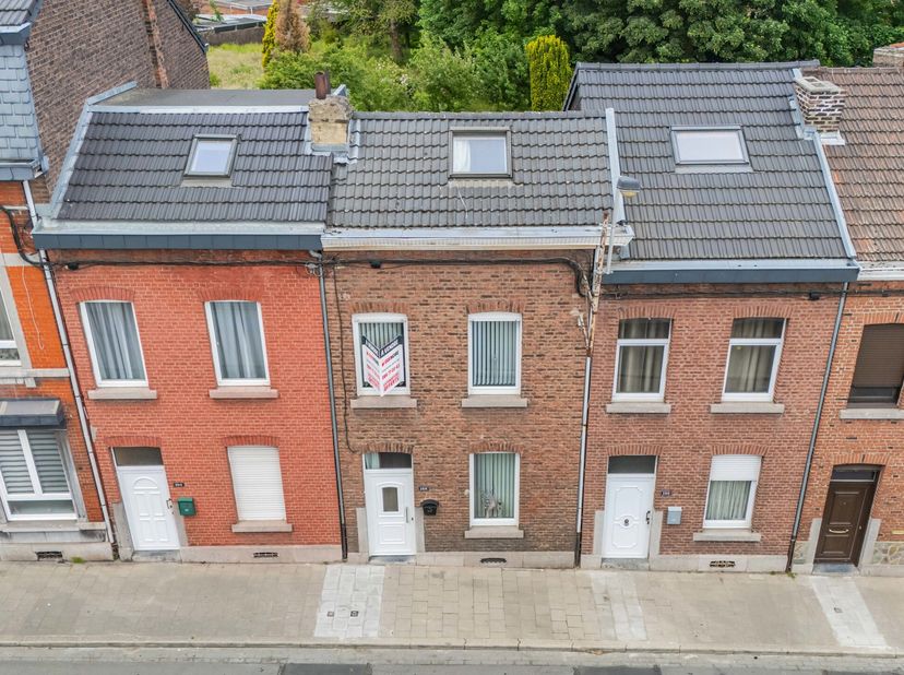 EasyHome stelt u graag deze charmante woning voor in uitstekende staat!Gelegen in een rustige en toegankelijke buurt, is deze goed onderhouden woning