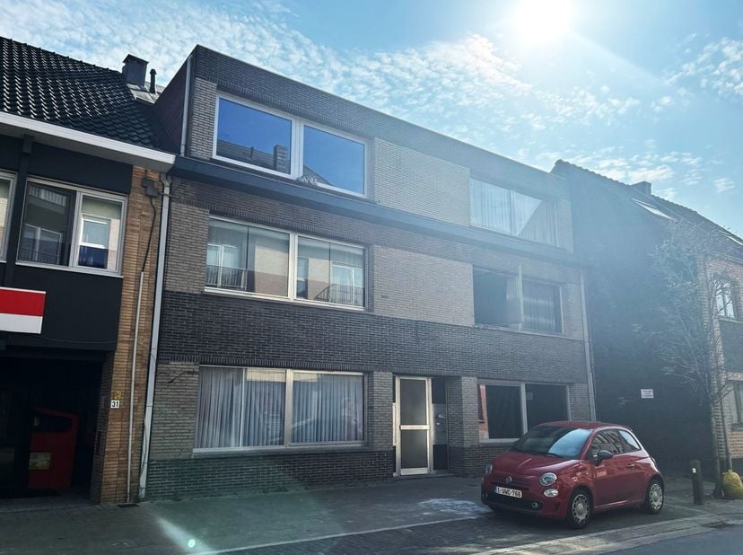 Bent u op zoek naar een appartement voor jezelf of als opbrengsteigendom? Lees dan zeker even verder! In een kleinschalige appartementsblok, nabij het