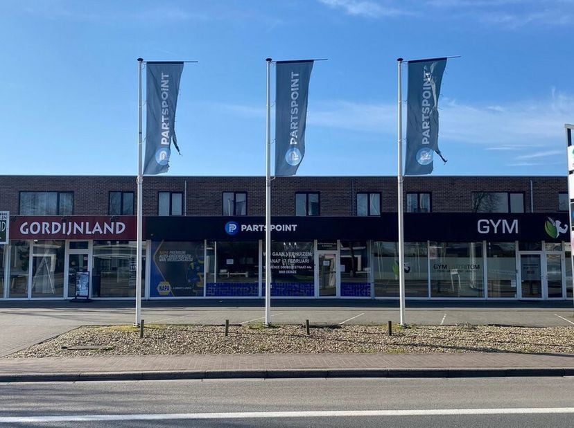 300m² winkelruimte op drukke steenweg&lt;br /&gt;
Ligging: commerciële ligging, vlakbij R4 (afrit op 2,5 km), bushalte op wandelafstand&lt;br /&gt;
Indeling: 1 gr