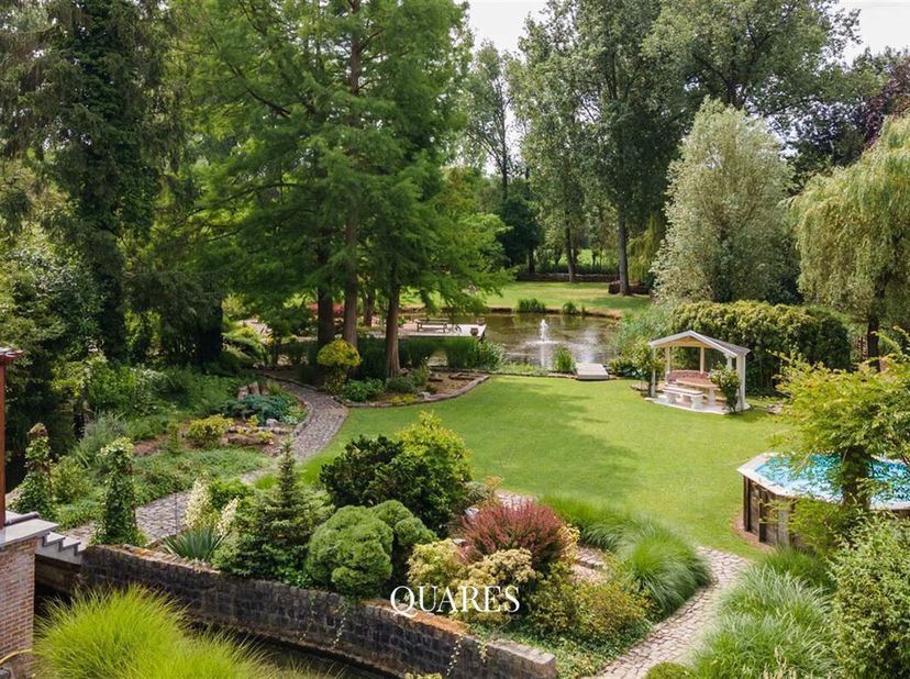 Deze prachtige hoeve op een riant perceel is ideaal voor mensen die van rust en privacy houden maar toch centraal wensen te wonen. Door de idyllische