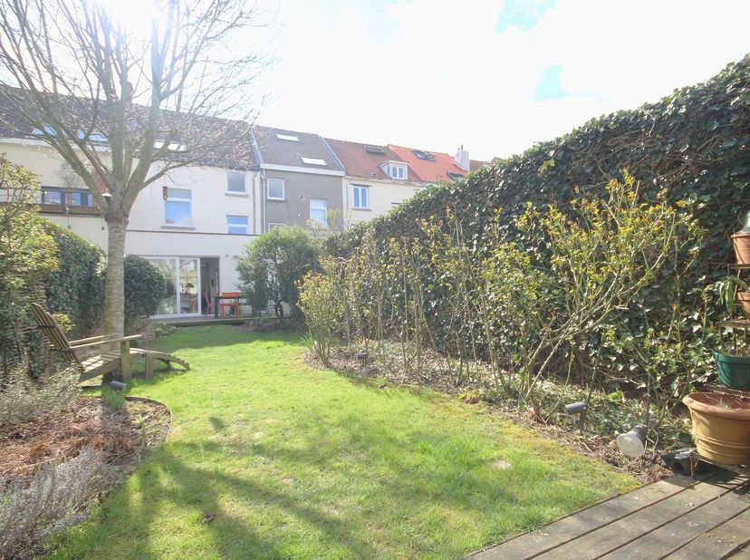 Située près de la place Dumont, dans un quartier recherché de Stockel, cette maison de 160m² avec jardin paysager et terrasse de 100m² est idéale pour