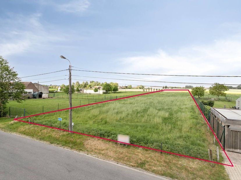 In de Hulstersestraat te Ooigem (Wielsbeke) vinden we dit prachtig gelegen stuk bouwgrond met een totale grondoppervlakte van ca. 4.435 m² met landeli
