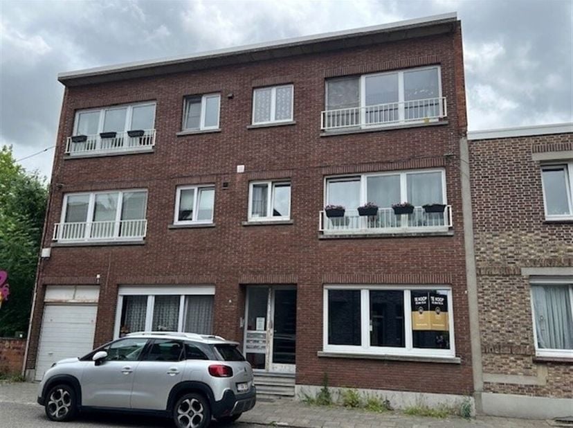 Ontdek dit gezellige gelijkvloersappartement in Kontich. Bij het binnenkomen wordt u verwelkomd in een lichte en ruime woonkamer, waar een uitnodigend