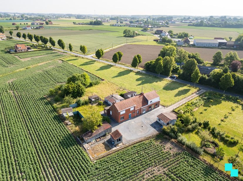 Af te breken /  compleet te renoveren dubbelwoonst, erg landelijk en groen gelegen op een perceel van maar liefst 4.897m² op de grens van Izegem met A