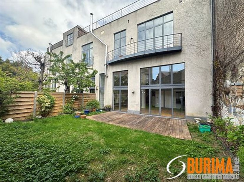 Groot duplex appartement in een binnenplaats in het centrum van Brussel, met 281 m2 woonoppervlakte (EPB C 121 kWh-m²-an).&lt;br /&gt;
Het heeft 3 tweeperso