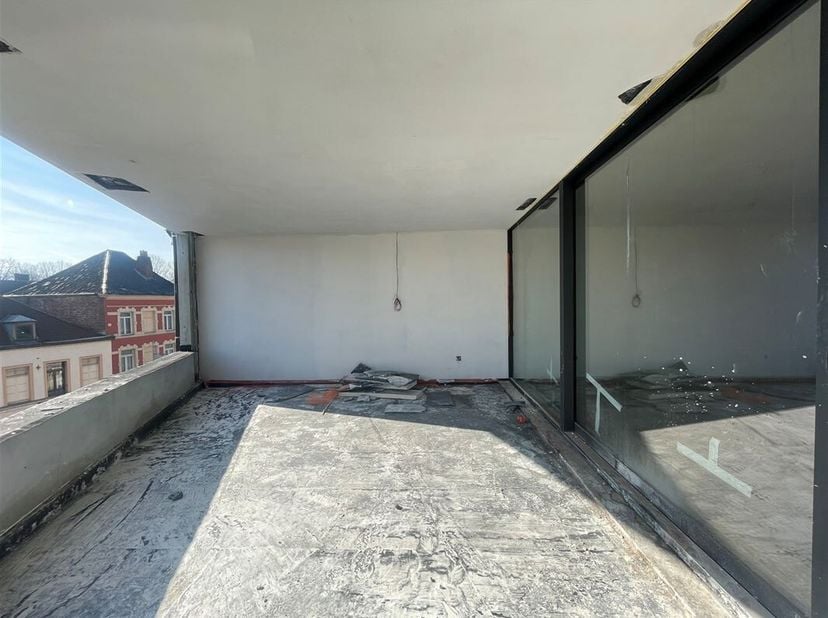 Appartement de 104,7 m2 situé au troisième étage de la résidence &quot;De Lille&quot; avec deux chambres et terrasse de 18,1 m2.&lt;br /&gt;
Hall d&#039;entrée avec espace
