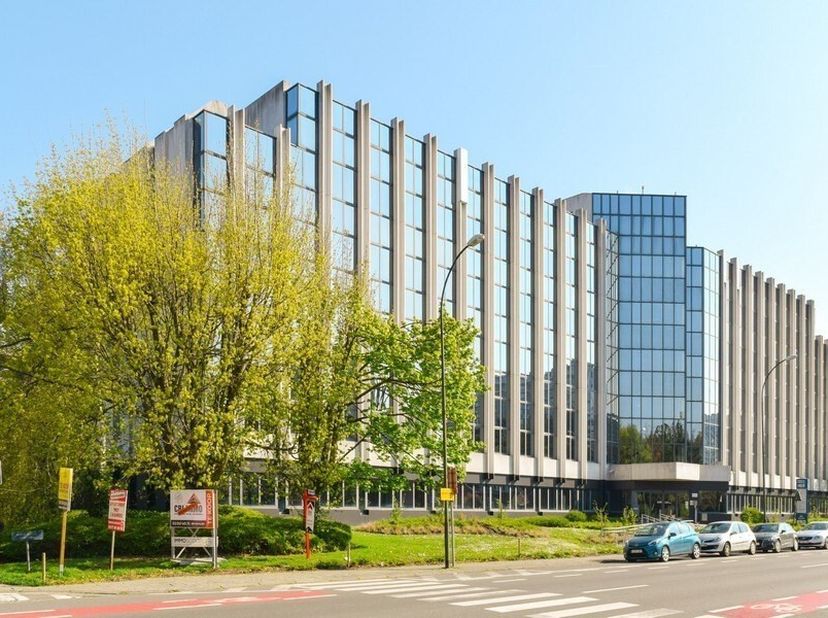 583,24m² kantoren op 1ste verdieping&lt;br /&gt;
Ligging: vlakbij A12 en Brusselse Ring, openbaar vervoer op wandelafstand&lt;br /&gt;
Specificaties: glasgevel, d