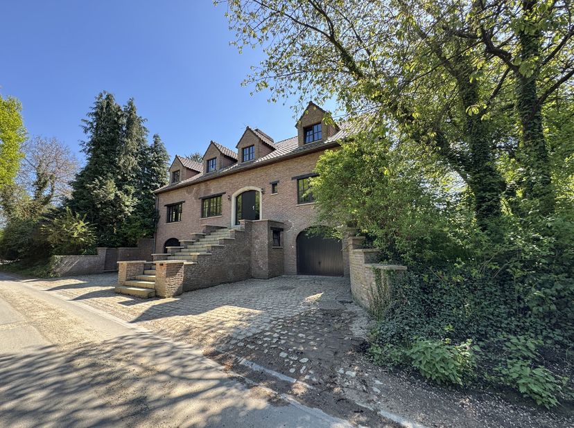 Située dans une petite rue sans issue, cette villa imposante du début des années 1980 bénéficie dun cadre exceptionnel, calme et verdoyant, à la lisiè