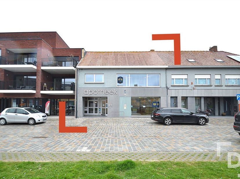Ontdek dit handelspand met appartement op de markt van Langemark. Dit unieke gebouw biedt een scala aan mogelijkheden, zowel voor zakelijke doeleinden