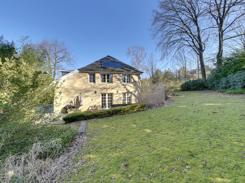Zeer rustig en achterin gelegen villa op een toplocatie nabij het park van Tervuren. Dit stijlvolle pand, volledig gerenoveerd in 2010, combineert mod