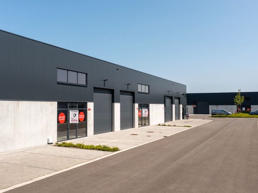 Op de voormalige Bekaert-site in Zwevegem-Moen werd het nieuwe KMO-park &quot;Moenpark&quot; gerealiseerd: een hedendaags bedrijvencomplex bestaande uit 19 kwal