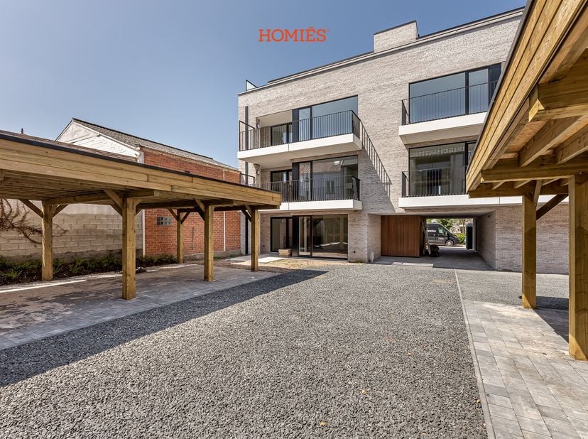 &quot;LAATSTE BESCHIKBARE CARPORT!!&quot; Deze overdekte autostaanplaats is gelegen in het centrum van Hoeilaart, meerbepaald te residentie &quot;EMIEL&quot; aan de Émile