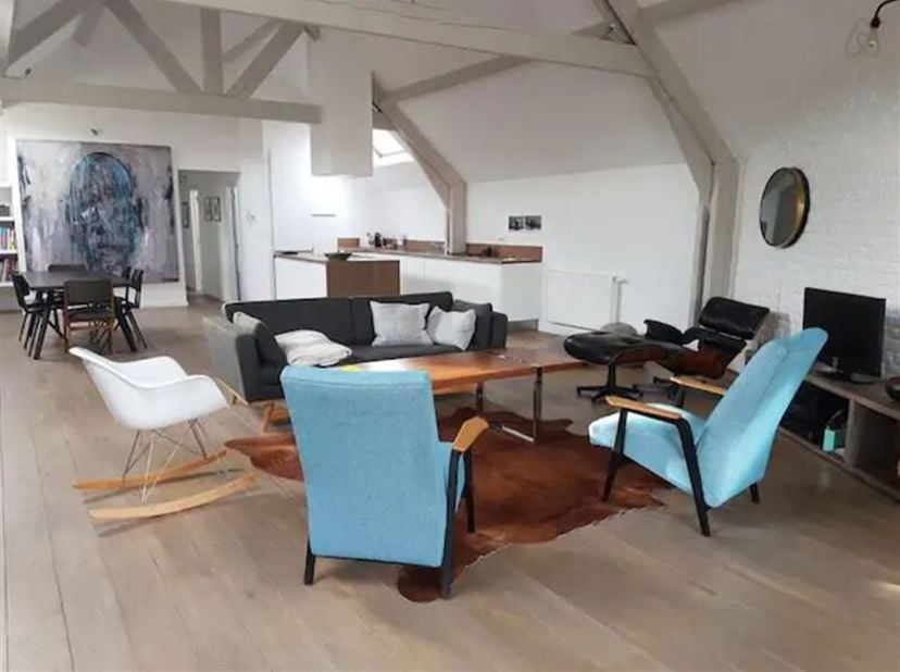 Beschrijving: Gelegen in het centrum van Brussel, dicht bij de Antoine Dansaertstraat in een rustige wijk. Penthouse van 160m2 gelegen op de vierde ve