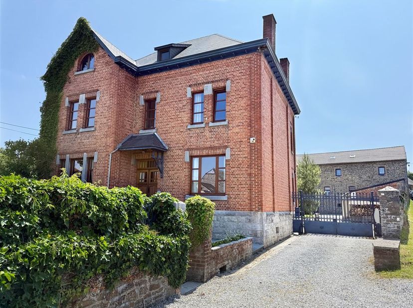 Ontdek dit landgoed van 17 hectare bestaande uit een Maison de Maitre met bijgebouwen en een gemengd gebouw.&lt;br /&gt;
Het huis van ongeveer 210 m² zal je
