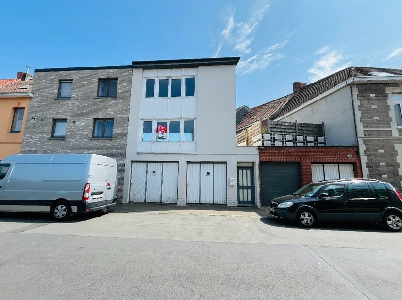 Maison prête à emménager, idéalement située au centre de Menin, à deux pas des commerces et de la gare. Composition :Rez-de-chaussée : hall dentrée av
