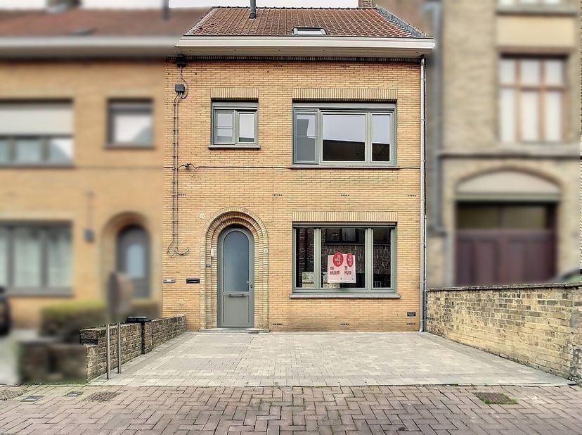 In de Molenstraat 8 te Veurne vinden we deze pas gerenoveerde woning met 3 slaapkamers, stadstuin en staanplaats voor de deur. Gelegen in het centrum