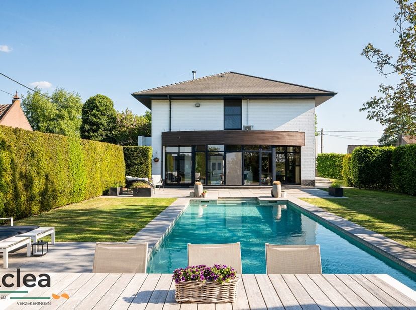 Op de Maagd van Gent in Watervliet, vinden we deze instapklare moderne villa op een royaal perceel van 1.383m² in een landelijke setting vlakbij de Ne