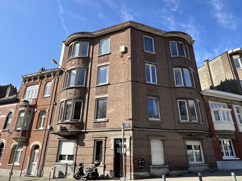 À vendre : charmant appartement 1 chambre à moderniser, idéalement situé proche du parc Duden à Forest, au 2ème étage dun petit immeuble, et à proximi