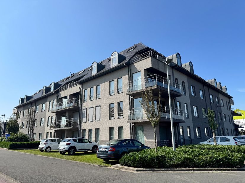 Ruim appartement met ondergrondse garage te koop in hartje Zulte&lt;br /&gt;
Op zoek naar een ruim en instapklaar appartement op een centrale ligging? Ontde