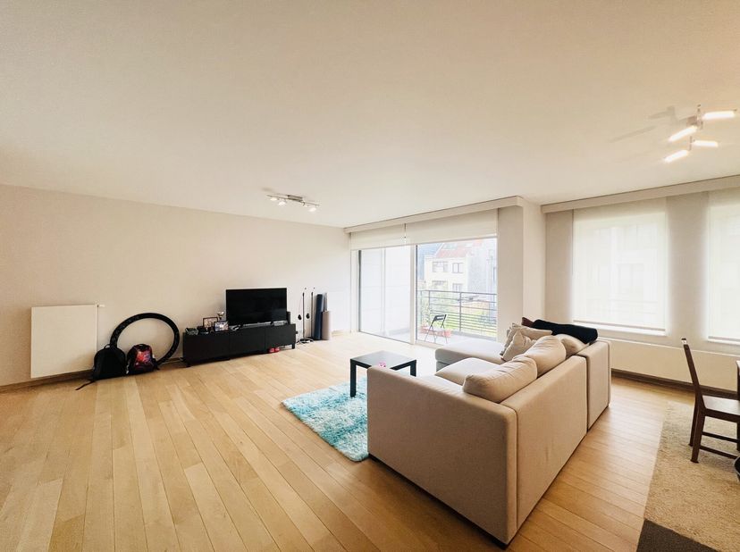 WOLUWE-SAINT-PIERRE, idéalement situé à deux pas de la place Dumon et du mètro Stockel, dans une rue agréable, magnifique APPARTEMENT (3Ch/1Sdb/1Sdd)
