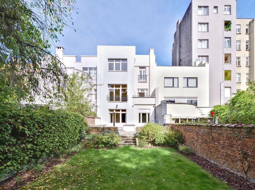 Située dans un quartier recherché, à proximité de toutes les commodités, cette maison offre de beaux volumes et une vue imprenable sur le Bois de la C