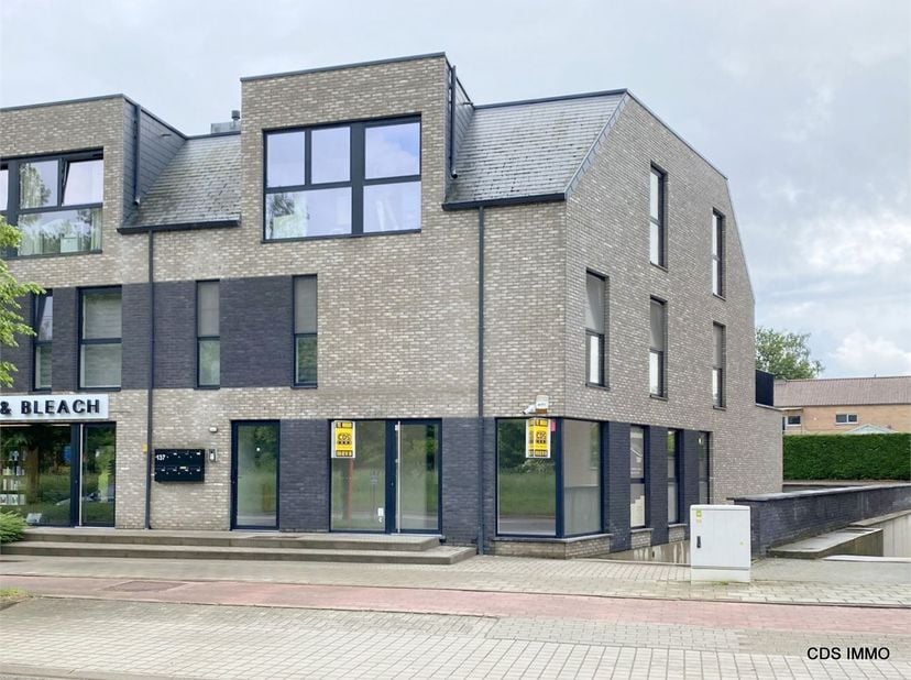 HANDELSGELIJKVLOERS met een oppervlakte van 93m². Naast een kapsalon en de Presshop en vlakbij het winkelcentrum Gouden Kruispunt met veel visibilitei