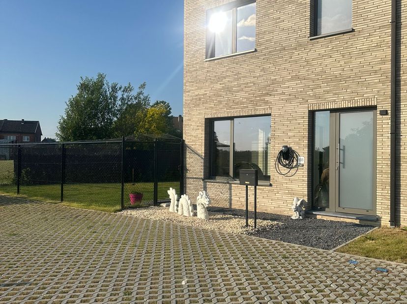 Bientôt en vente à Borgloon :&lt;br /&gt;
&lt;br /&gt;
Cette maison familiale (jumelée de 126m2) avec 3 chambres est 100% finie et dispose de la technologie la pl
