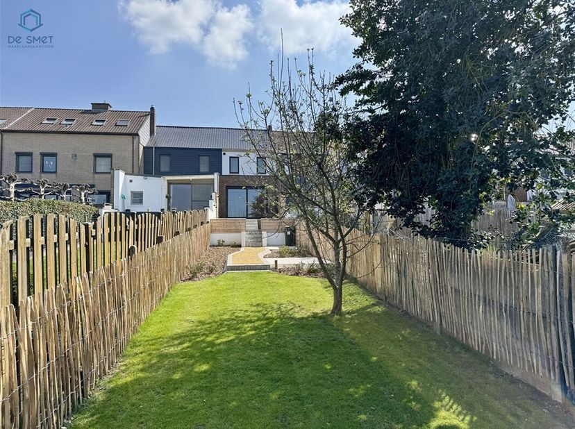 VOLLEDIG AFGEWERKTE TOTAALRENOVATIE IN DOODLOPENDE STRAAT!&lt;br /&gt;
Deze prachtig gerenoveerde woning is gelegen op het einde van een zeer rustige doodlo