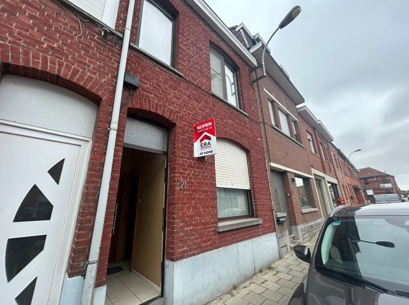 Cette maison pleine de charme, située dans un quartier calme, offre de nombreuses possibilités. Elle se compose dun hall dentrée, dun séjour spacieux,
