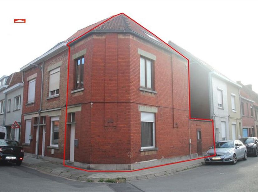 Hoekwoning met living, ingerichte keuken, ingerichte badkamer, berging, 2 slaapkamers, ruime zolder met vaste trap (mogelijkheid tot extra slaapkamer)