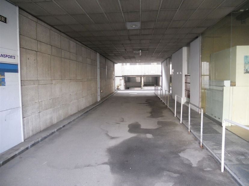 Au sous-sol d&#039;un parking idéalement situé sur le Boulevard de la Sauvenière, proche du centre-ville, ce grand box de garage fermé (2 véhicules) est di