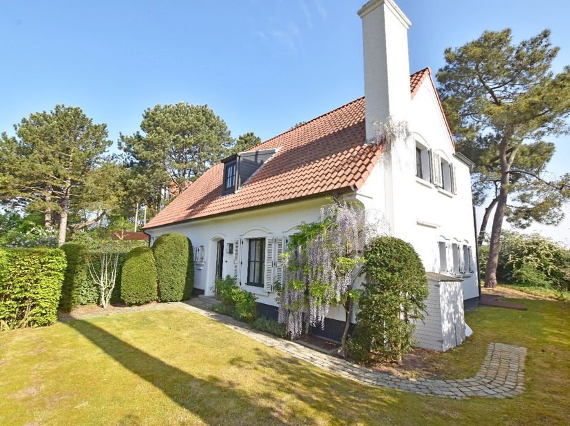 TE HUUR: Alleenstaande villa met panoramisch zicht op de Royal Zoute Golf!&lt;br /&gt;
Indeling: inkom met vestiaire en gastentoilet.&lt;br /&gt;
Living en ruime