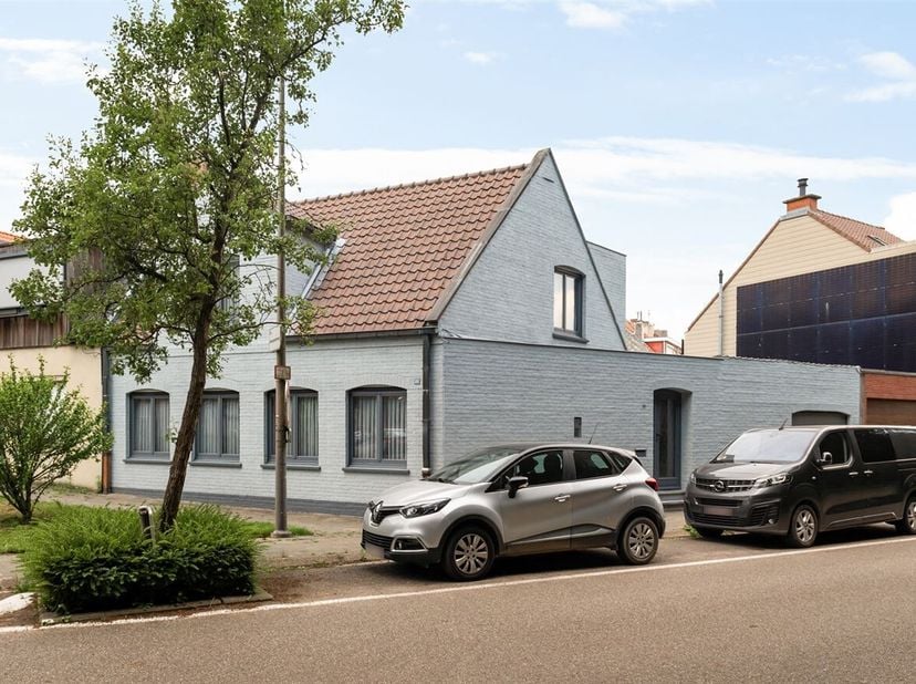 Op zoek naar een karaktervolle, instapklare woning met moderne comfort én authentieke charme? Welkom in deze centraal, doch rustig gelegen woning op w